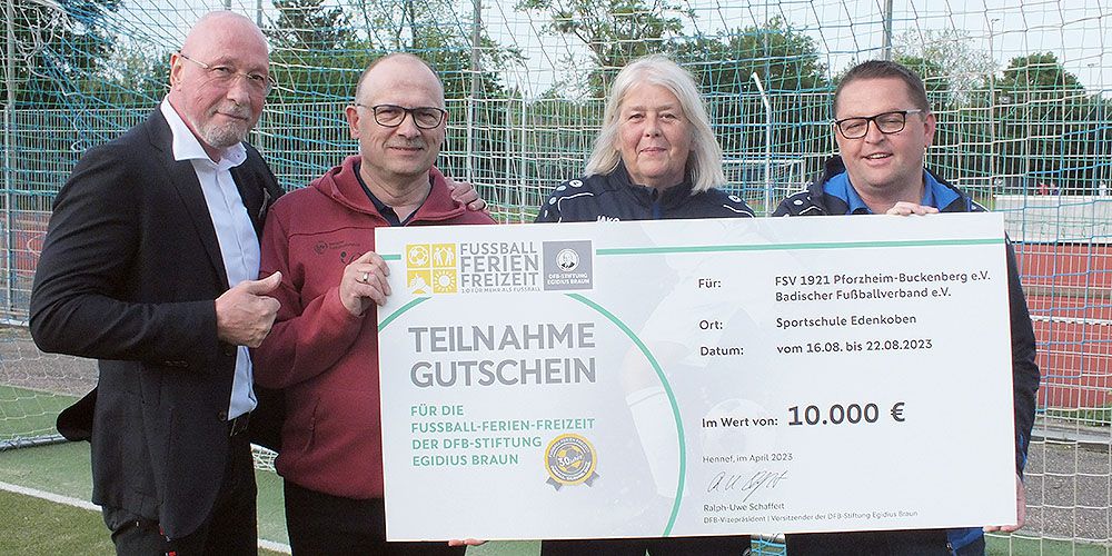 Von links: 1. Vorstand FSV Buckenberg und Schirmherr „Mädchenfussball Pforzheim“ Uwe Hück, Verbandsjugendspielleiter Siegfried Bartussek, Projekt-Begleiterin Beate Wolf und 2. Vorstand Christoph Gramalla